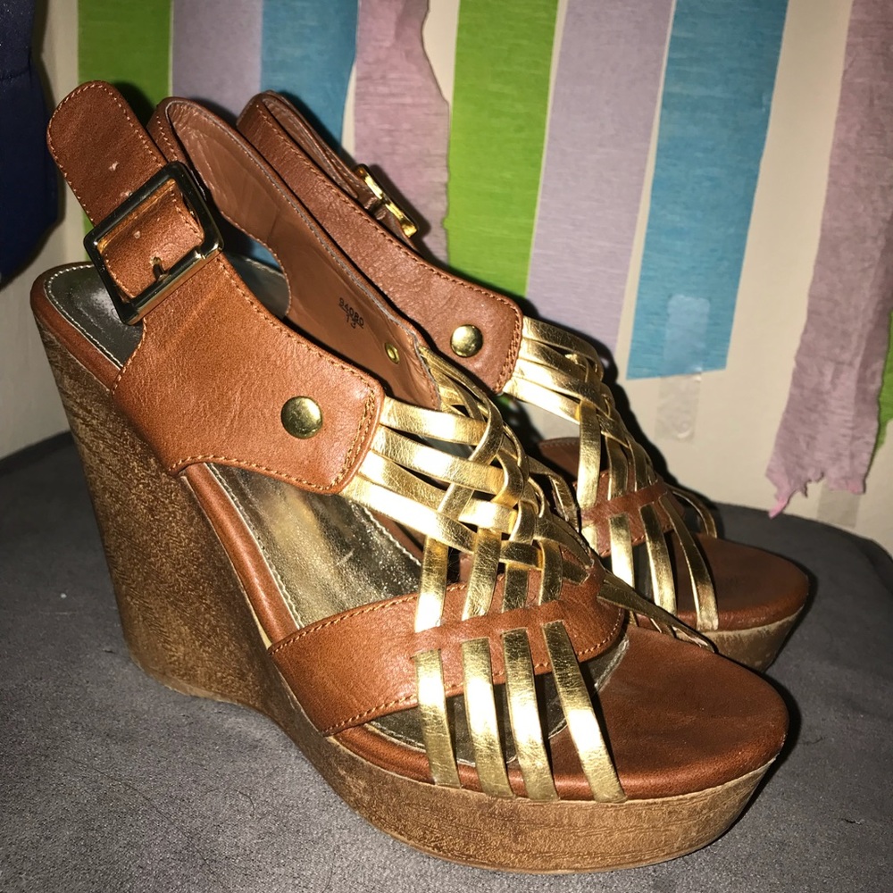 Size 6 gold strappy wedges